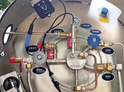 �úڰ���һ�����LNG܇��ƿʹ��ָ��