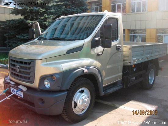 借鑒輕卡駕駛室+老底盤 烏拉爾新自卸車