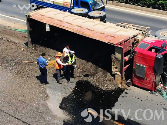 渣土車公路側(cè)翻 車速太快避讓小車不及
