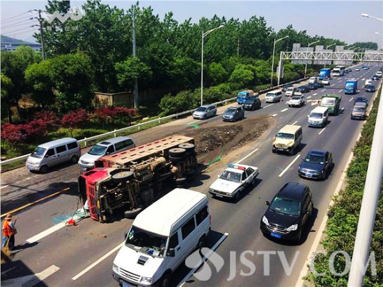 渣土車公路側(cè)翻 車速太快避讓小車不及